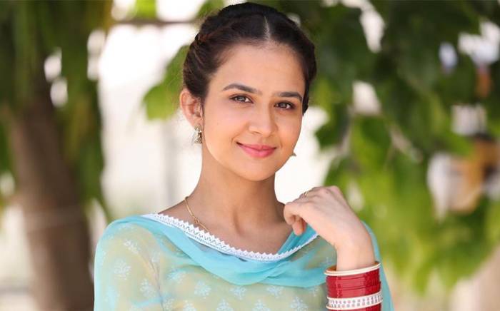 Roopi Gill Age: Know Her Height, Weight, Net Worth, Family, Wiki, Measurements, Biography & Facts